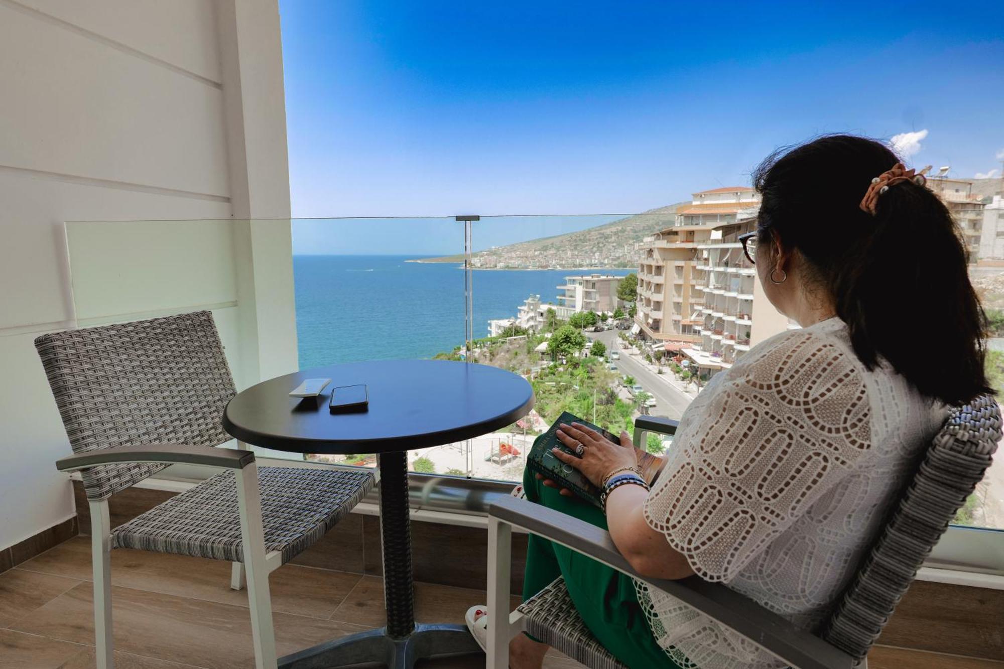 Hotel Oasis Sarande Bagian luar foto