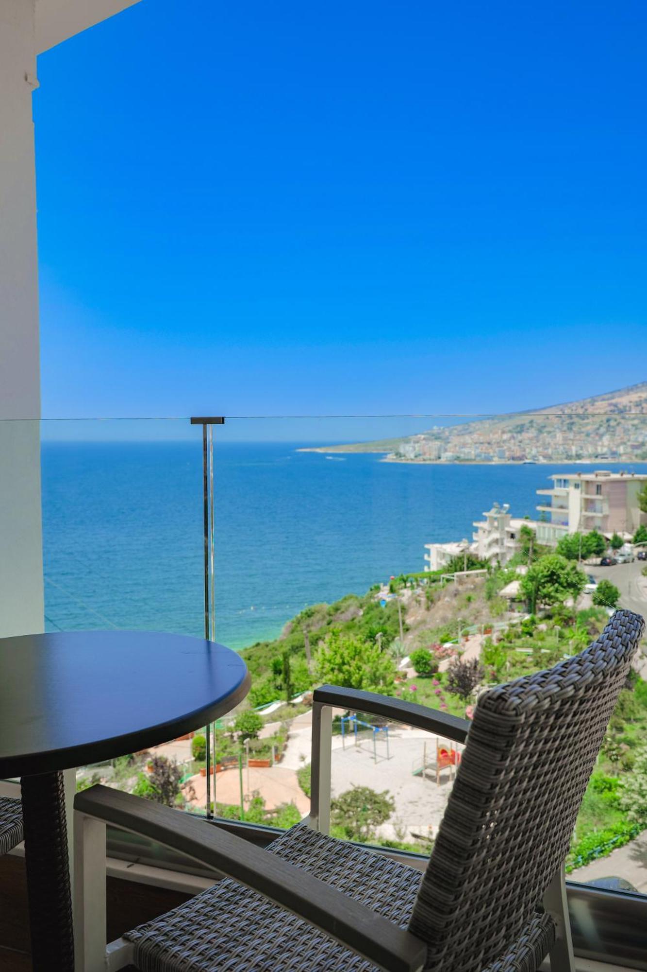 Hotel Oasis Sarande Bagian luar foto