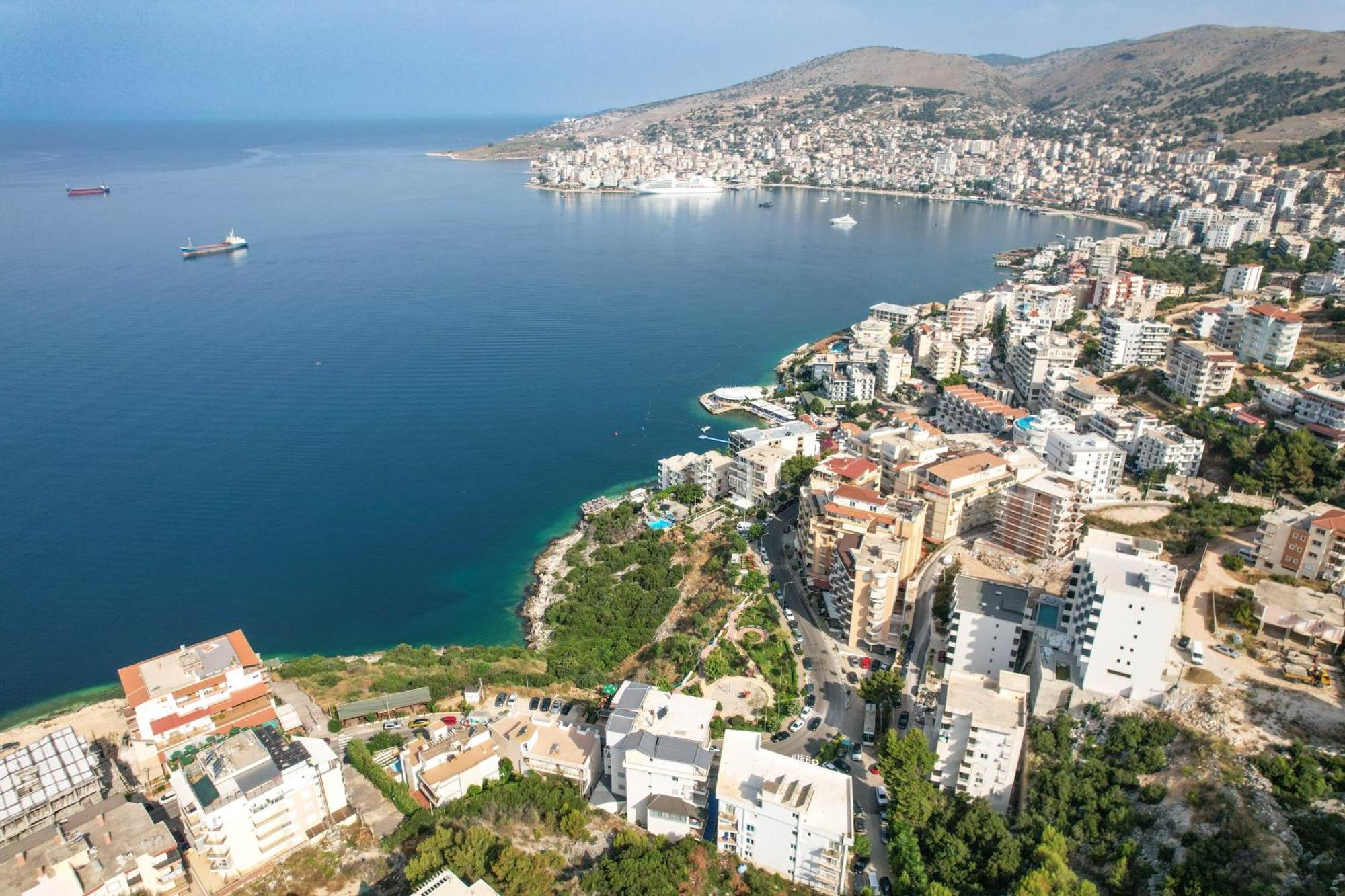 Hotel Oasis Sarande Bagian luar foto