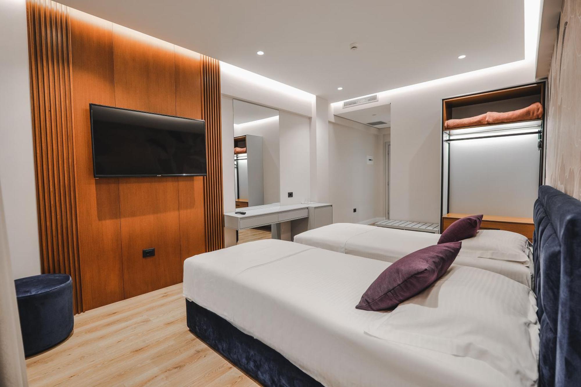 Hotel Oasis Sarande Bagian luar foto