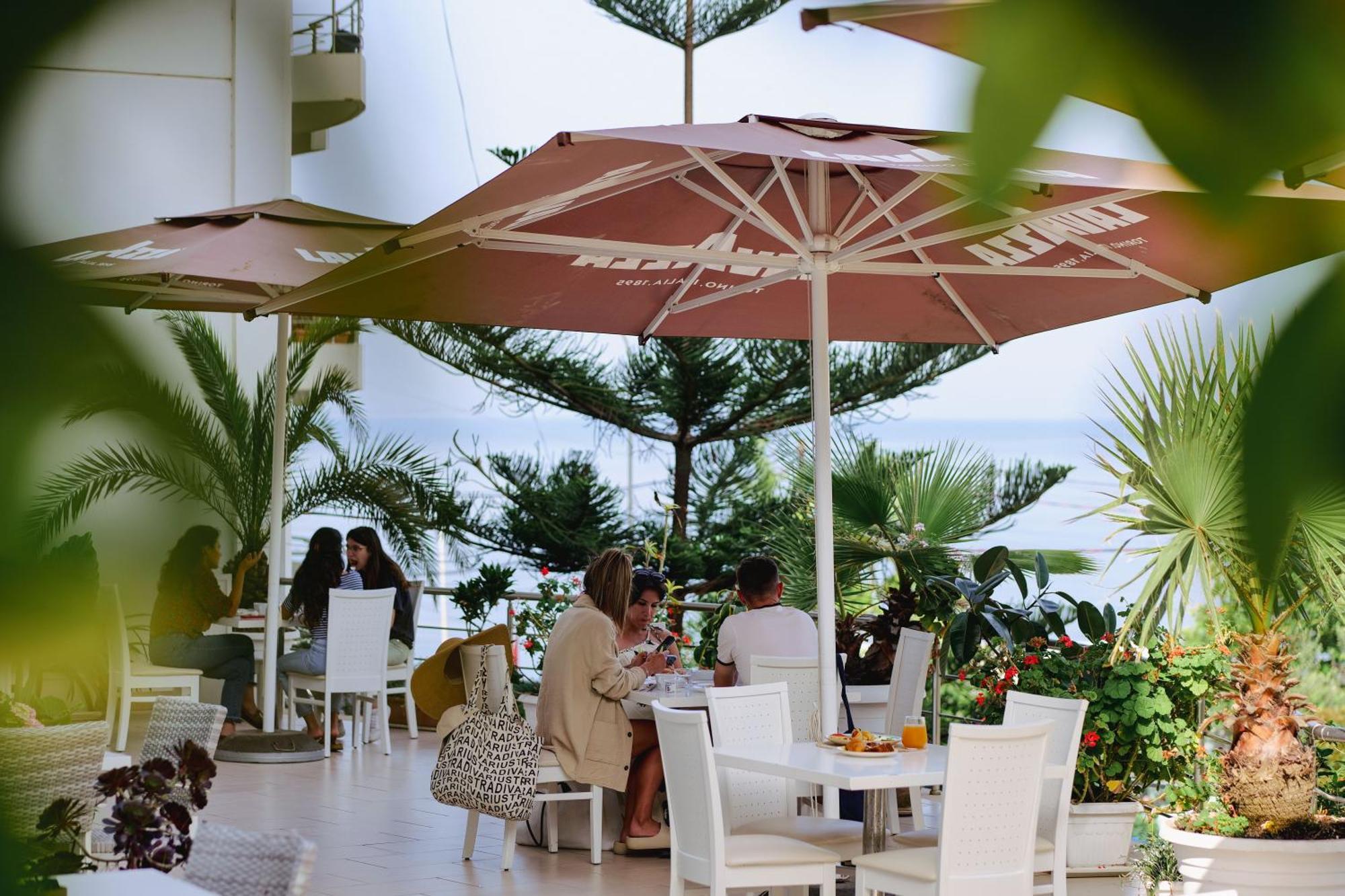 Hotel Oasis Sarande Bagian luar foto